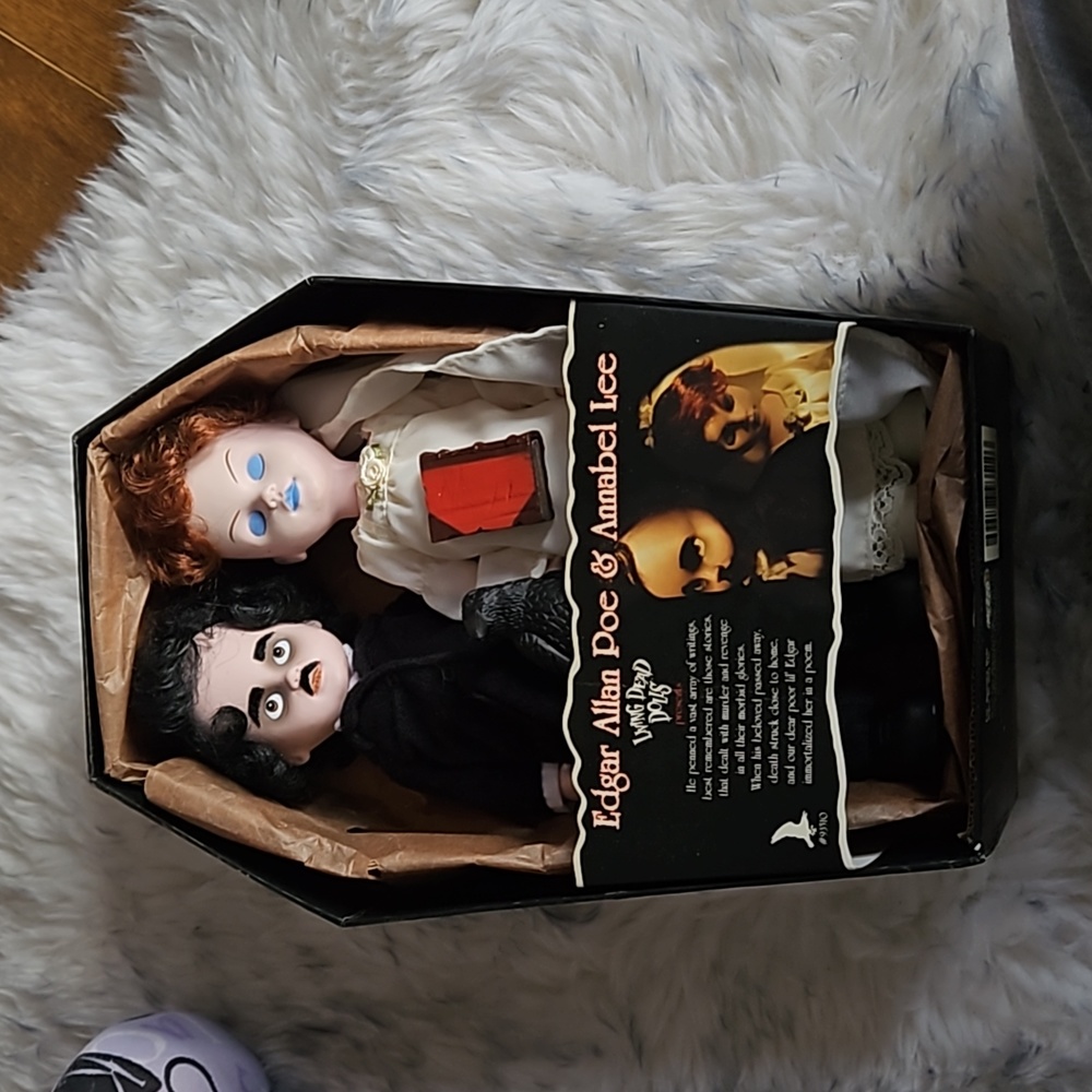 Living dead doll. Edgar allan Poe and Annabel Lee